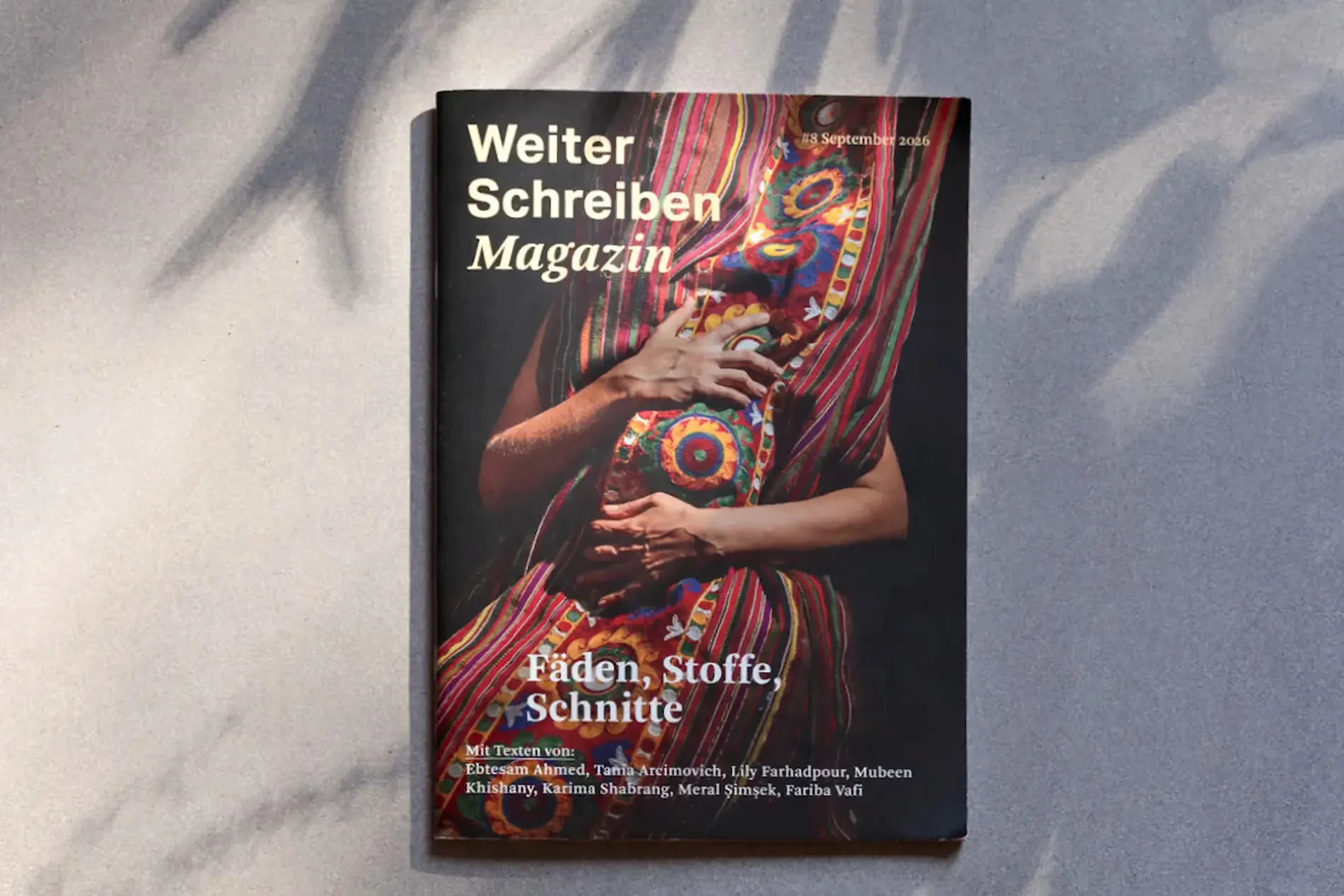 „Fäden, Stoffe, Schnitte“ – Weiter Schreiben Magazin #8