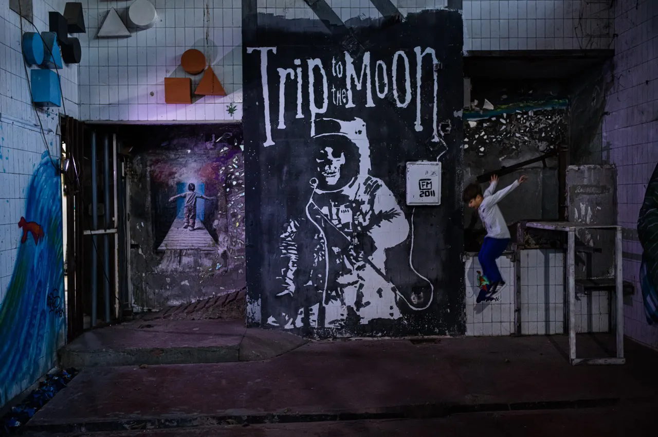 MAAM – Museo dell’Altro e dell’Altrove di Metropoliz: der Mond und die Erde