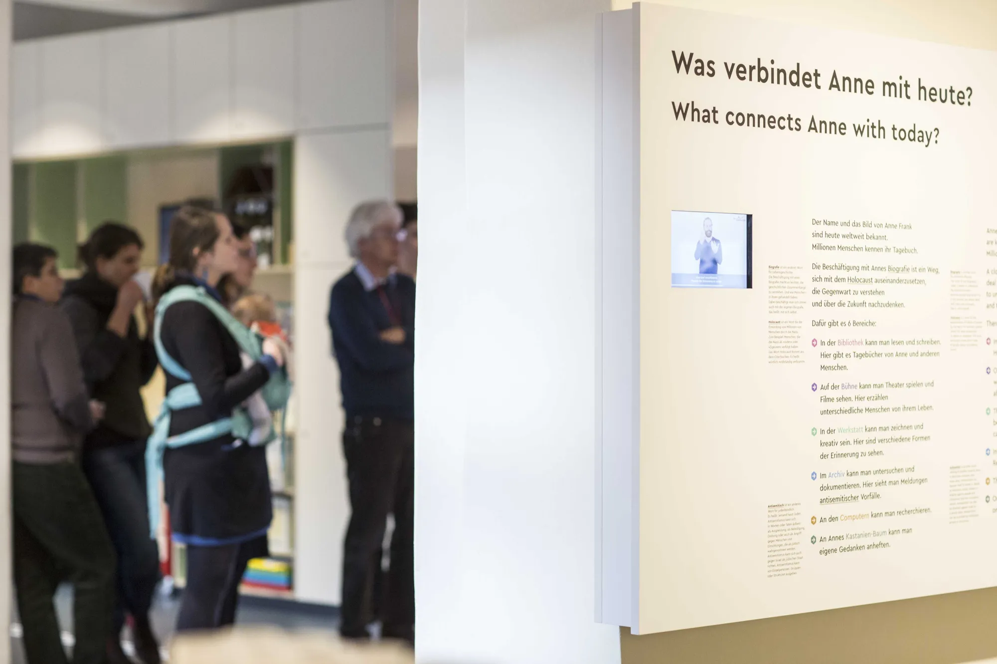 Familienführung durch die Ausstellung »Alles über Anne«