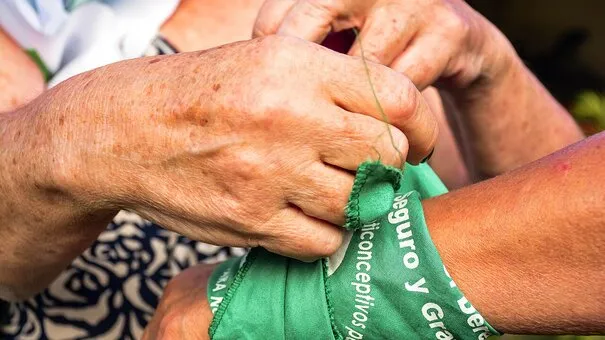 Las descubiertas: La vanguardia del feminismo latinoamericano del siglo XXI y las estrategias de re-existencia con perspectiva histórica