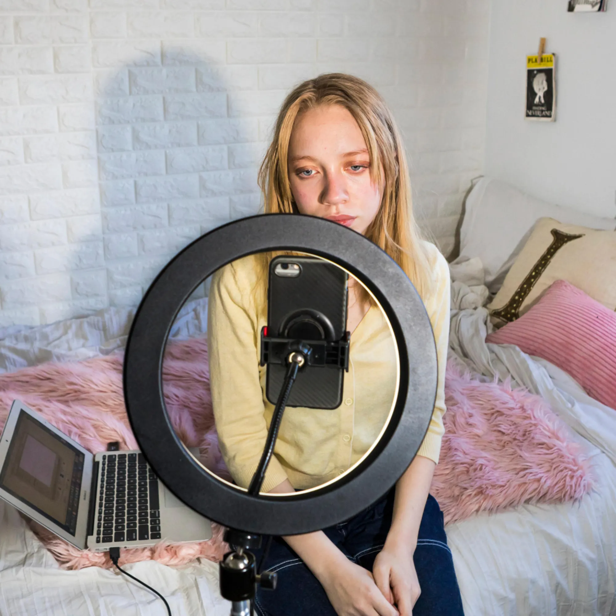 Social Media und Einsamkeit – Talk + Ausstellung