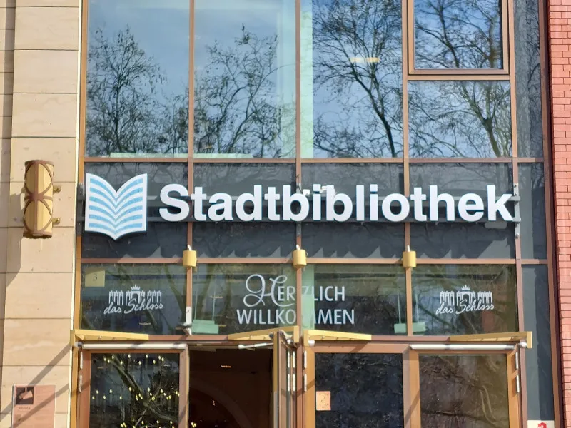 Lernen Sie uns kennen! Führung durch die Bibliothek zum Festmonat