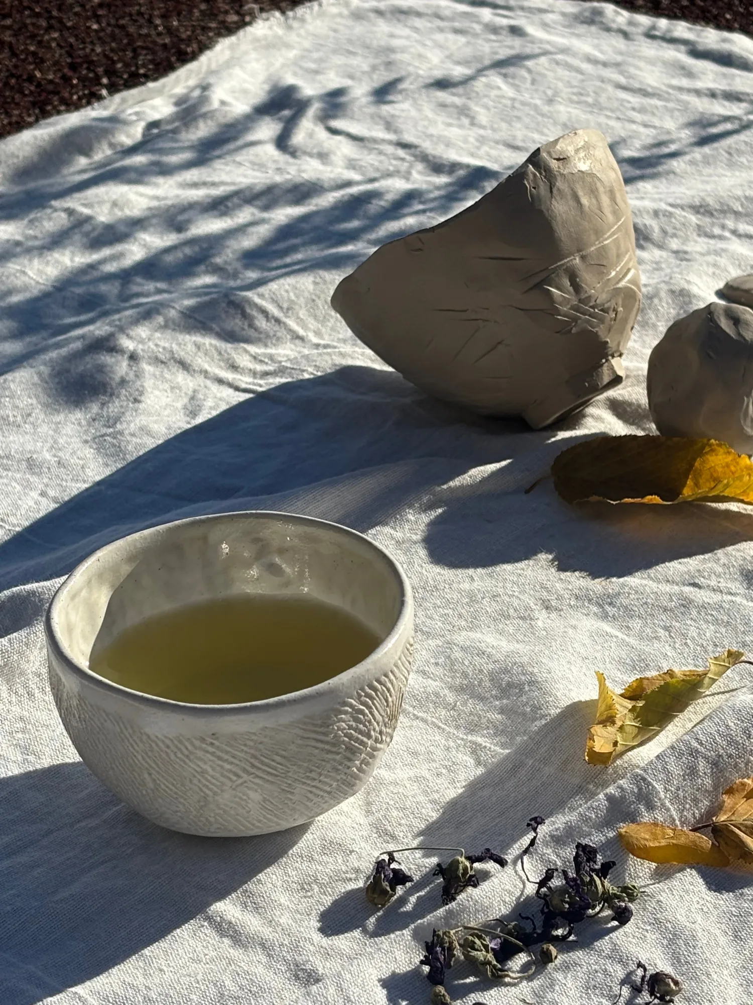 Clay & Leaf: Spuren im Ton. Stille im Tee. Teemeditation und Töpferworkshop