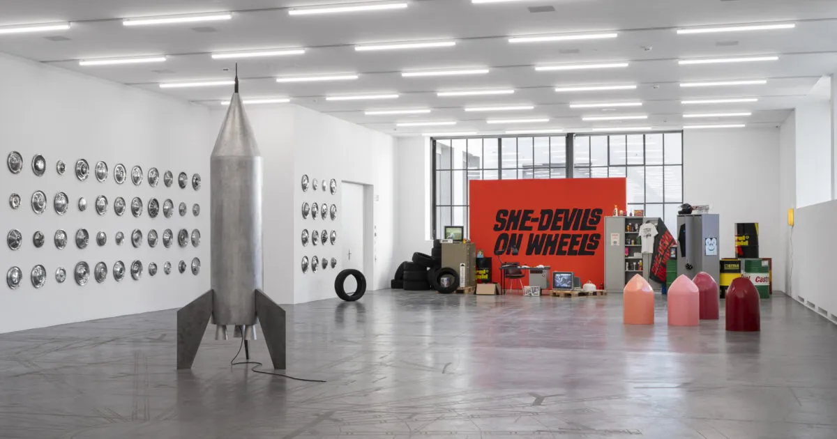 Sammlung &: Sylvie Fleury / Shamiran Istifan – She-Devils on Wheels Angels on Heels