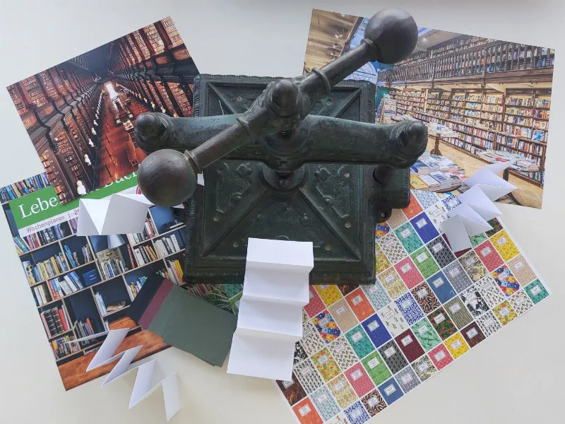 Kleine Bücher mit Buch- und Bibliotheksmotiven mit unserer Buchbinderin basteln zum Festmonat in der Ingeborg-Drewitz-Bibliothek