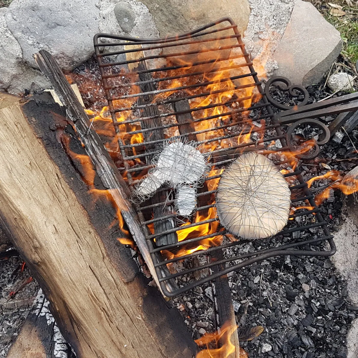 Feuerskulpturen auf der Brache