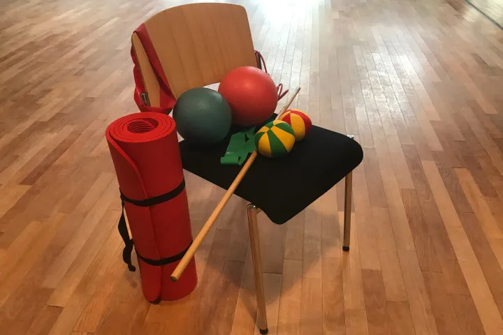 Fitness 60+ freiwilliger Bewegungsteil am Boden / auf Stuhl
